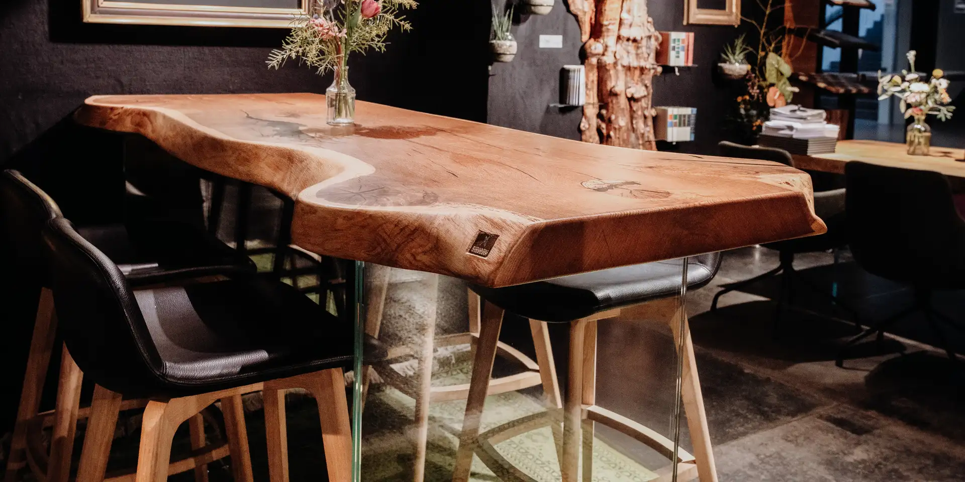 Mesa alta robusta para hostelería con patas de vidrio resistentes y superficie duradera de Stammdesign.