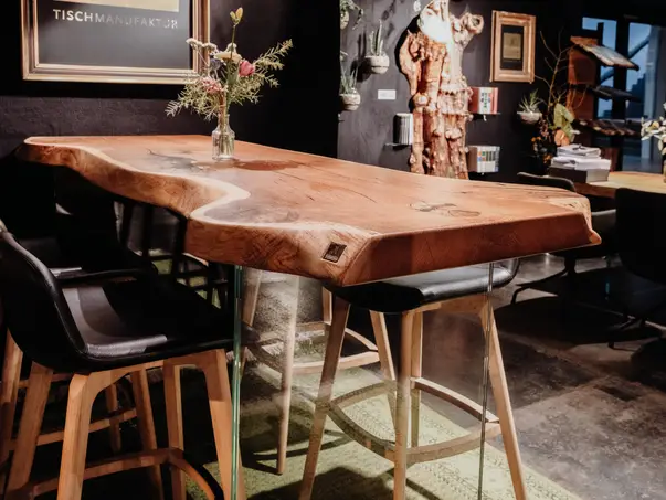 Mesa alta robusta para hostelería con patas de vidrio resistentes y superficie duradera de Stammdesign.