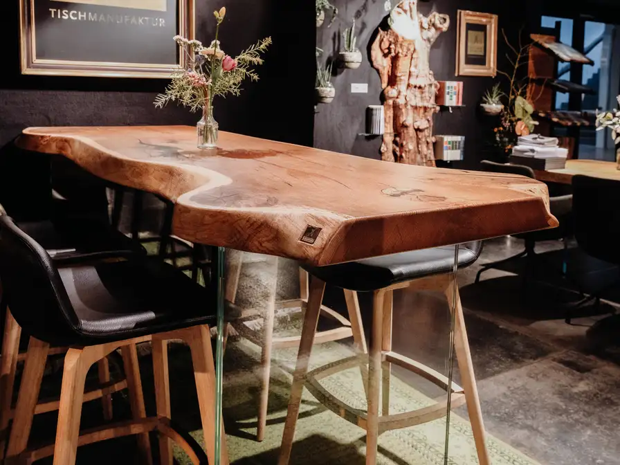 Heavy-duty standing table for hospitality with sturdy glass legs and durable surface by Stammdesign.