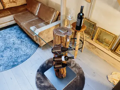 Bar da vino artigianale di Stammdesign con supporto per bottiglie di vino realizzato da un tronco di prugno.