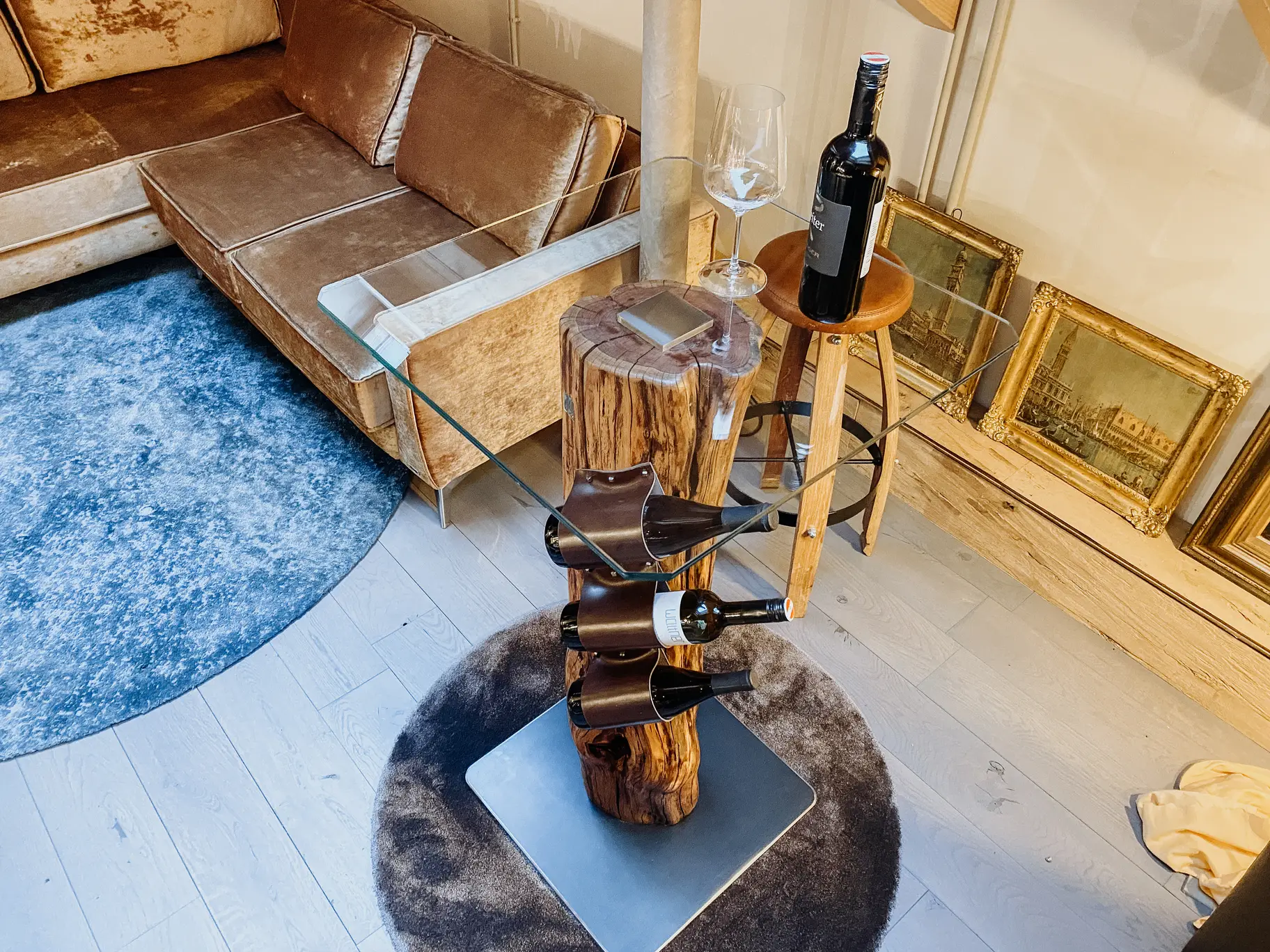 Handgefertigte Weinbar von Stammdesign mit Vorrichtung für Weinflaschen aus einem Baumstamm aus Zwetschke