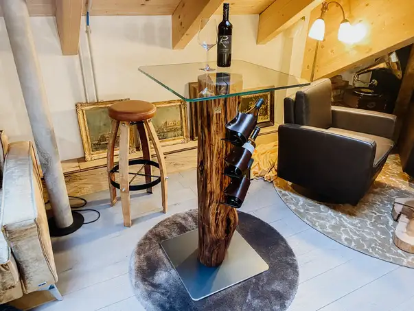 Bar da vino artigianale di Stammdesign con supporto per bottiglie di vino realizzato da un tronco di prugno.