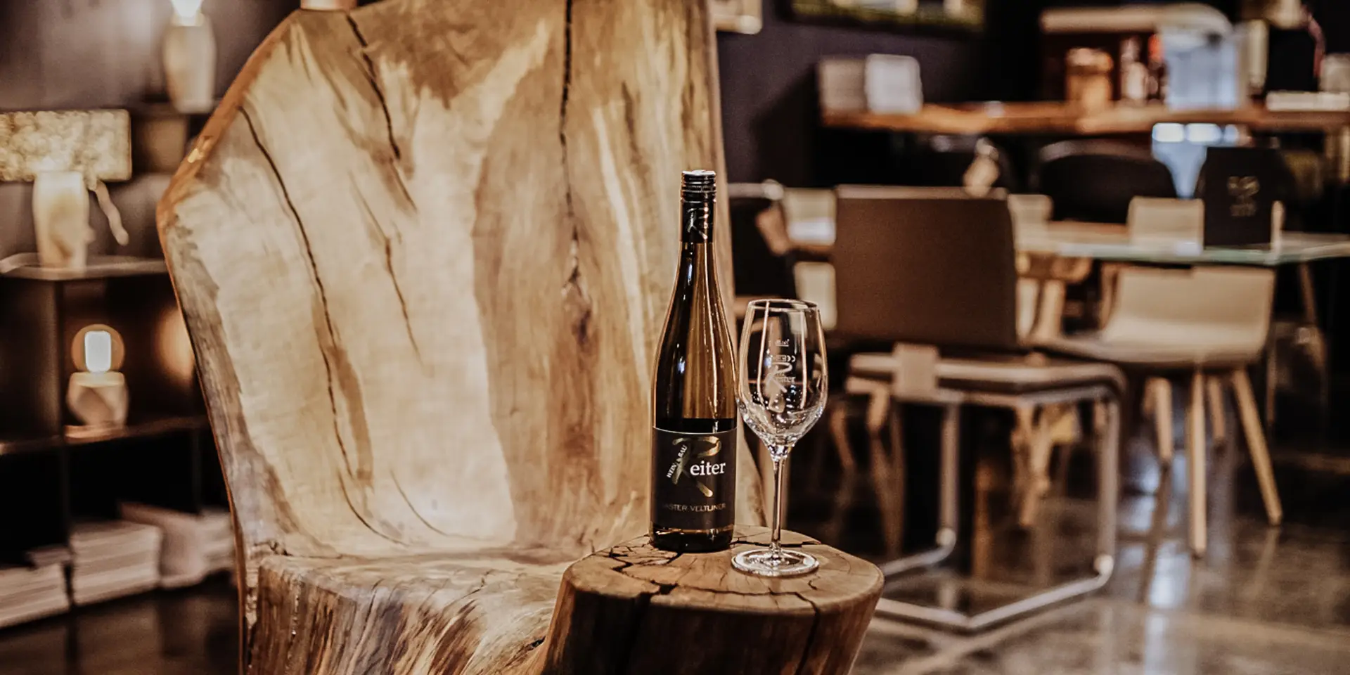 Silla extravagante de tronco de árbol para gastronomía, hecha a mano por Stammdesign.
