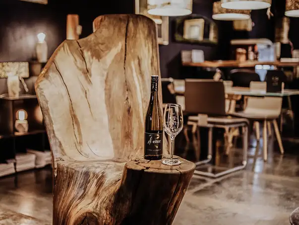 Sedia extravagante in tronco d'albero per la gastronomia, realizzata a mano da Stammdesign.