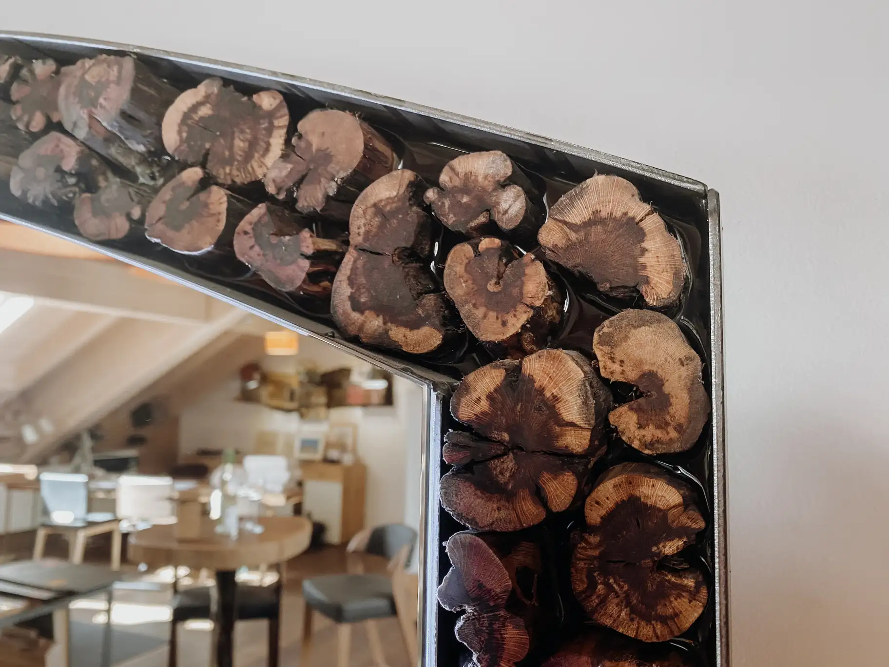 Exklusiver Design Wandspiegel aus Weinstock Holz von Stammdesign