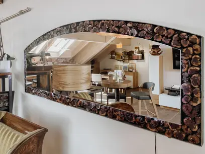 Espejo de pared de diseño exclusivo hecho de madera de sarmiento por Stammdesign.