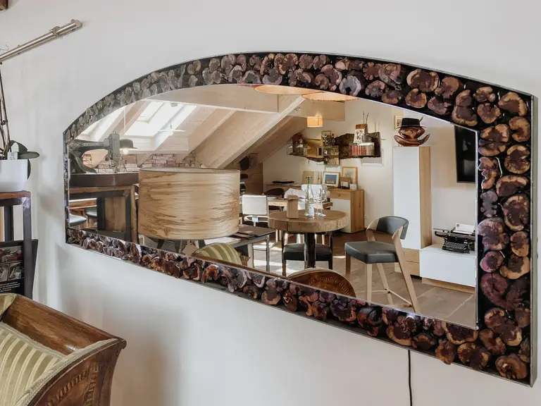 Specchio da parete di design esclusivo realizzato in legno di tralcio di vite da Stammdesign.