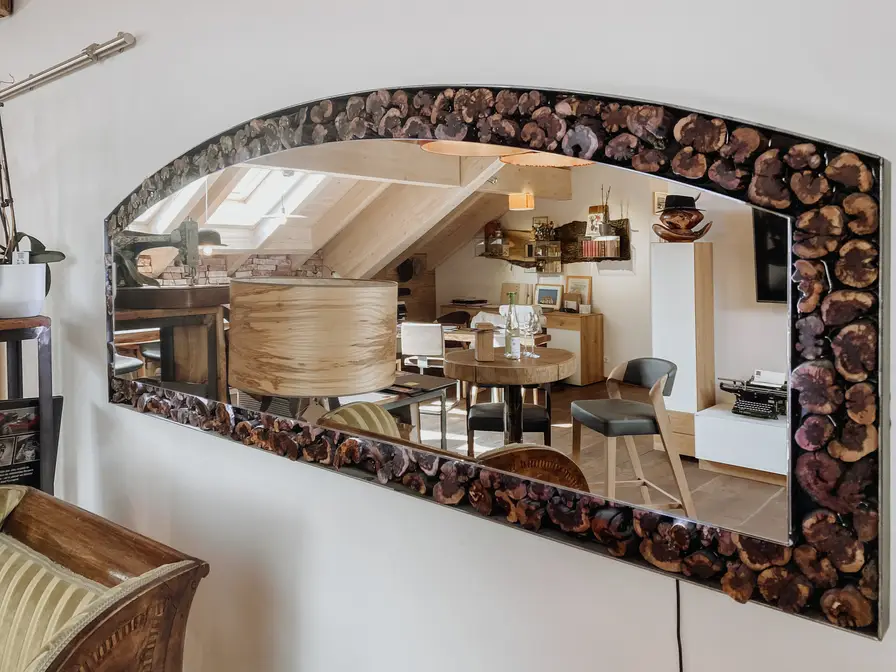 Espejo de pared de diseño exclusivo hecho de madera de sarmiento por Stammdesign.