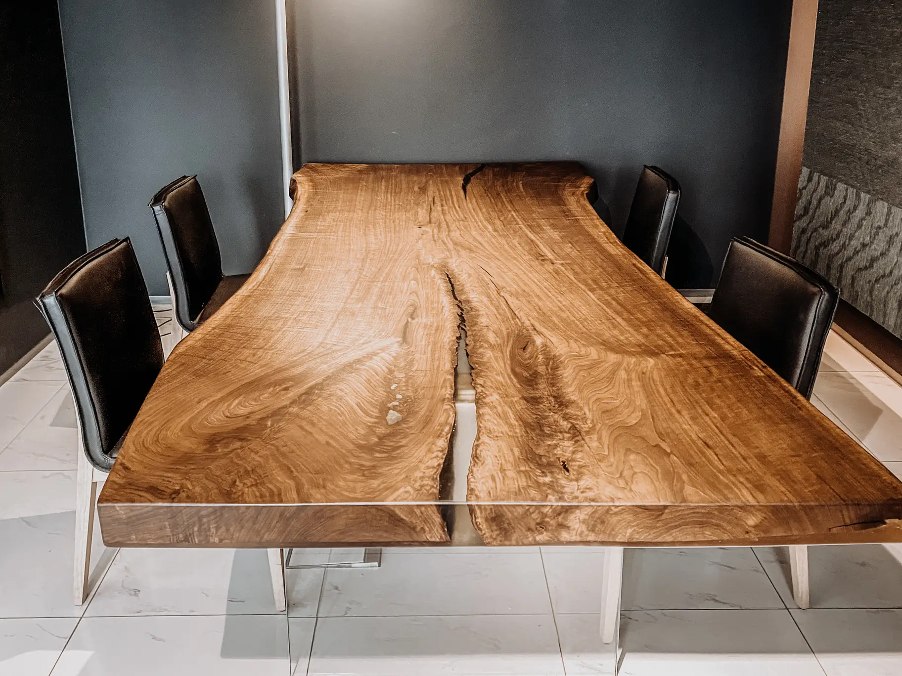 Moderner Bürotisch mit natürlicher Baumkante aus einem Baumstamm von Stammdesign aus Nussholz