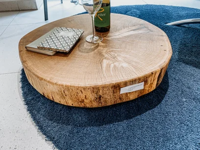 Eleganter Beistelltisch niedrig aus einer Baumstamm Scheibe aus Eiche von Stammdesign