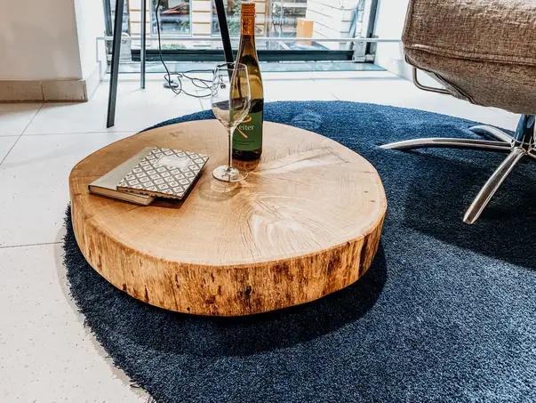 Elegante tavolino basso realizzato con una fetta di tronco di quercia di Stammdesign.