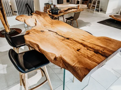 Tavolo alto esclusivo realizzato con un tronco d'albero e gambe in vetro robuste di Stammdesign, in legno di pero.