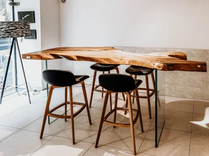 Tavolo alto esclusivo realizzato con un tronco d'albero e gambe in vetro robuste di Stammdesign, in legno di pero.
