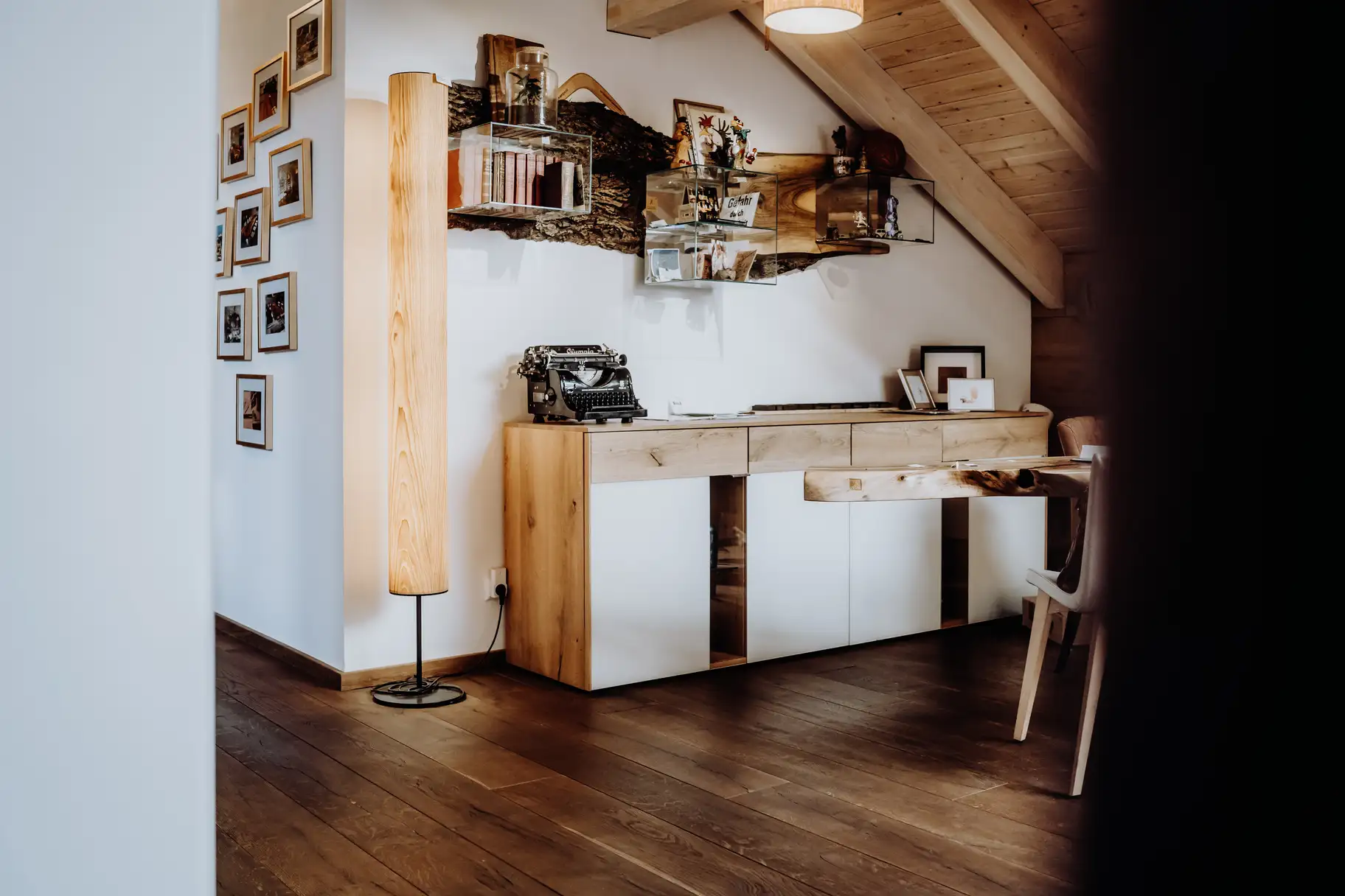 Stehlampe mit Holzstruktur für elegante Wohnzimmer von Stammdesign