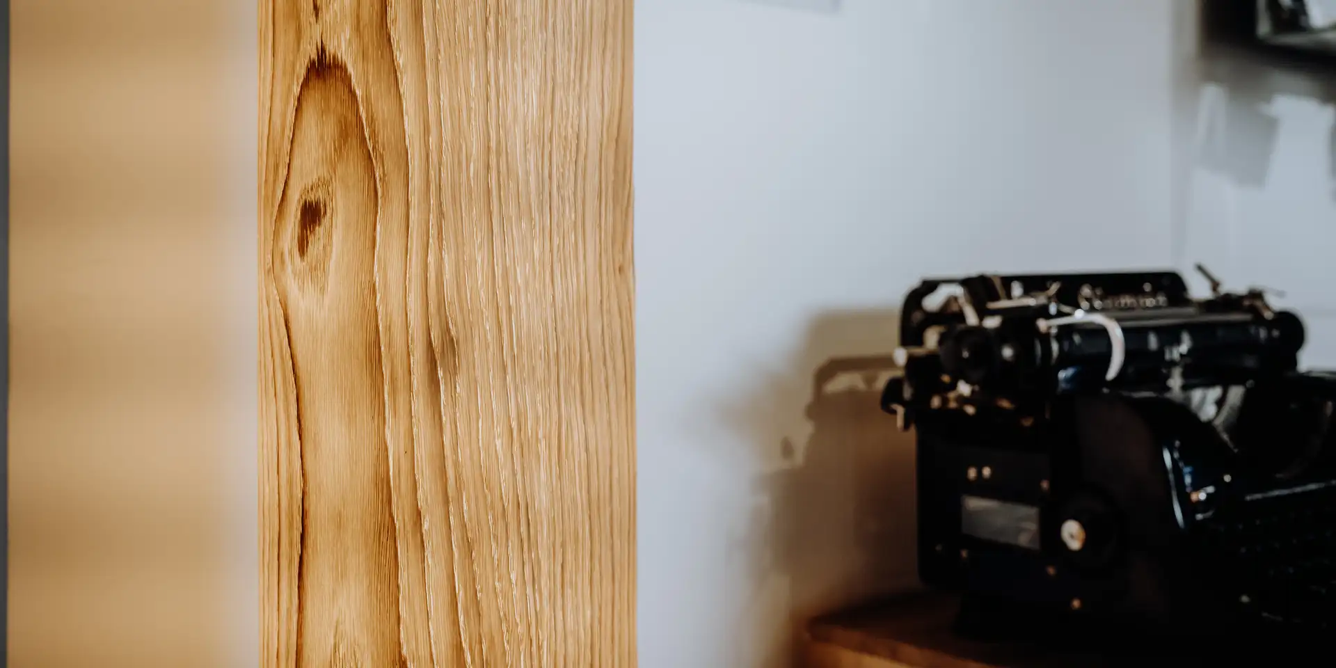 Stehlampe mit Holzstruktur für elegante Wohnzimmer von Stammdesign