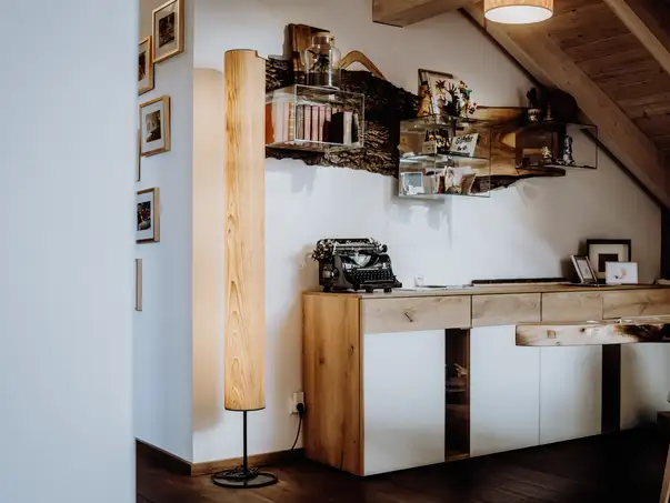 Lampada da terra con struttura in legno per salotti eleganti di Stammdesign.