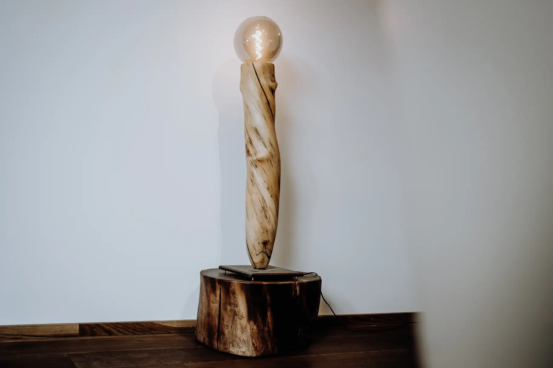 Edle Designer Stehlampe aus Holz mit armen Licht von Stammdesign
