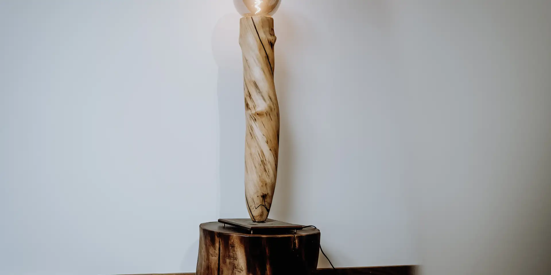 Edle Designer Stehlampe aus Holz mit armen Licht von Stammdesign