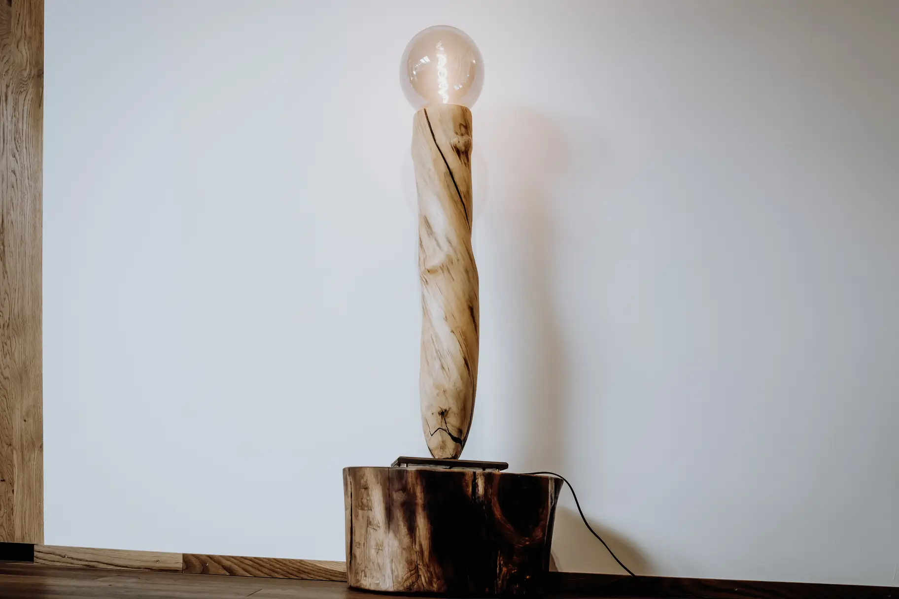 Edle Designer Stehlampe aus Holz mit armen Licht von Stammdesign