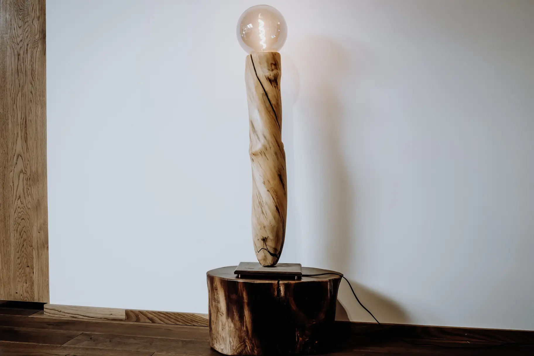 Edle Designer Stehlampe aus Holz mit armen Licht von Stammdesign