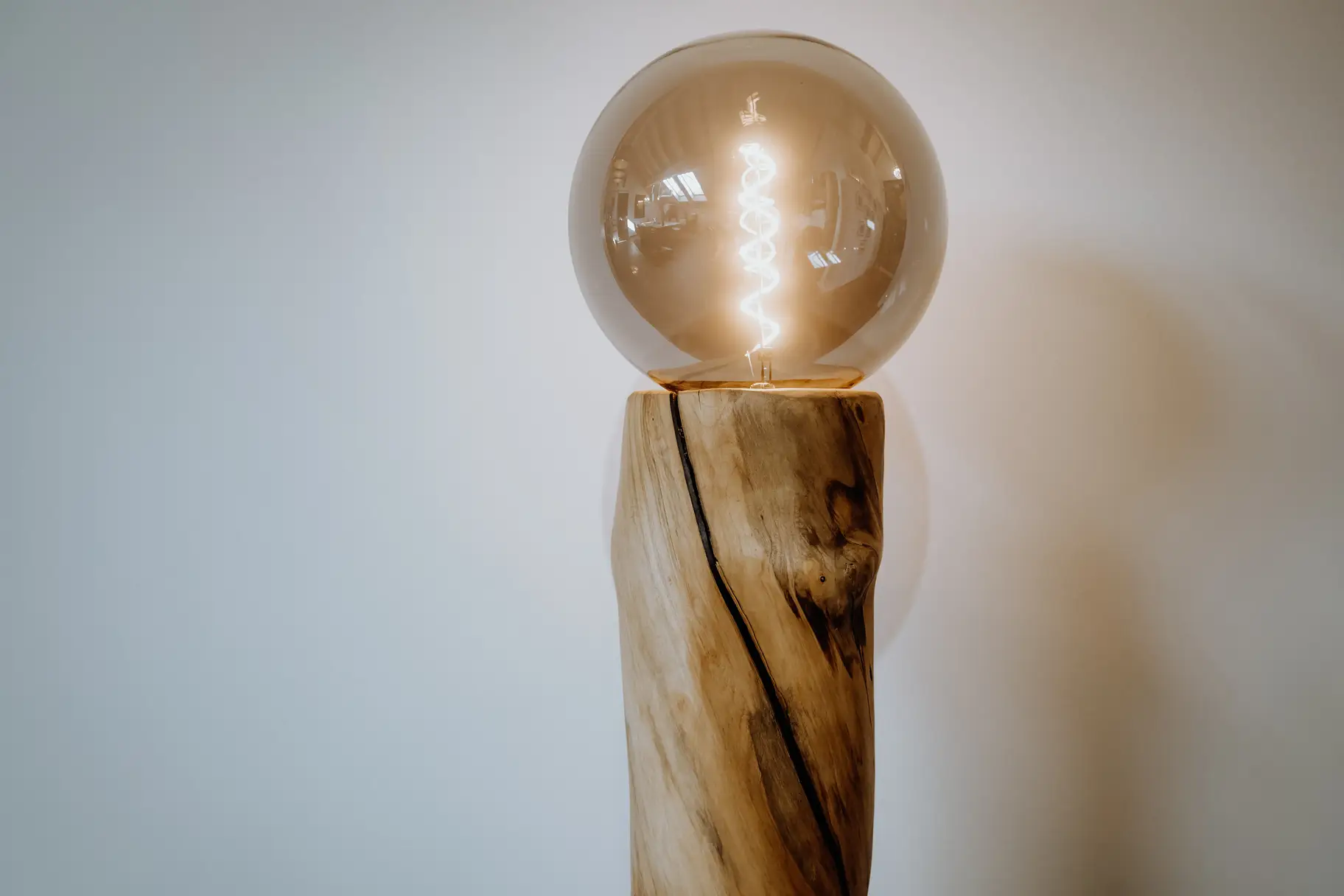 Edle Designer Stehlampe aus Holz mit armen Licht von Stammdesign
