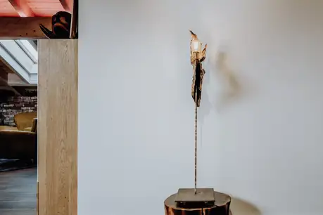 Lampada da terra di design moderno in legno e metallo di Stammdesign – illuminazione elegante per spazi contemporanei.