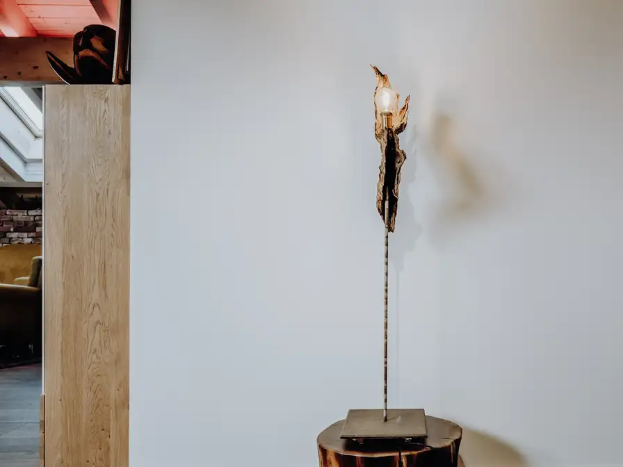 Lampada da terra di design moderno in legno e metallo di Stammdesign – illuminazione elegante per spazi contemporanei.