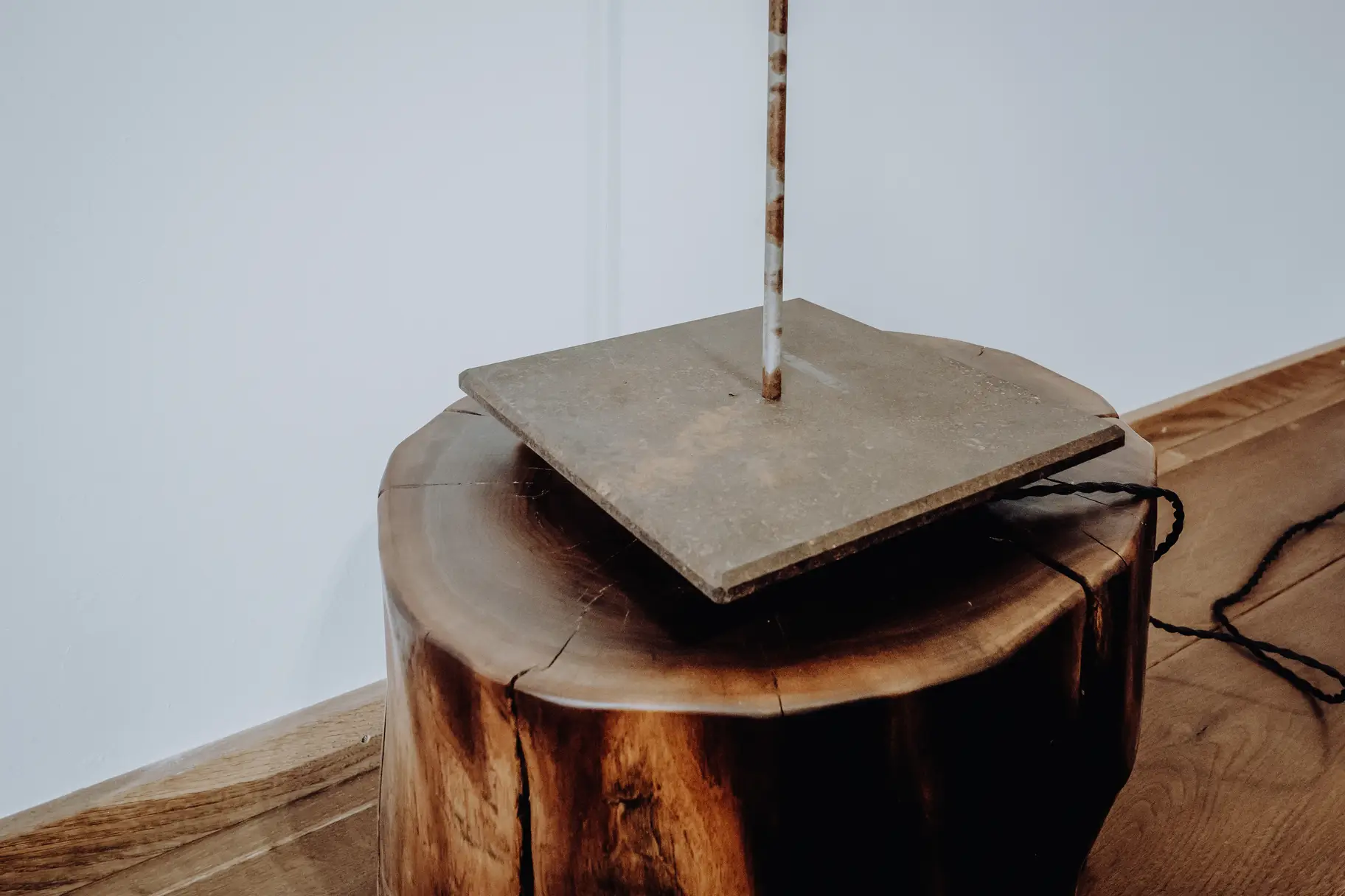 Moderne Designer Stehlampe aus Holz und Metall von Stammdesign für moderne Einrichtung, Sockel