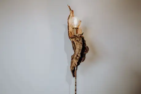 Lampada da terra moderna in legno e metallo di Stammdesign per interni contemporanei.