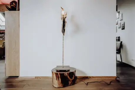 Lampada da terra moderna in legno e metallo di Stammdesign per interni contemporanei.