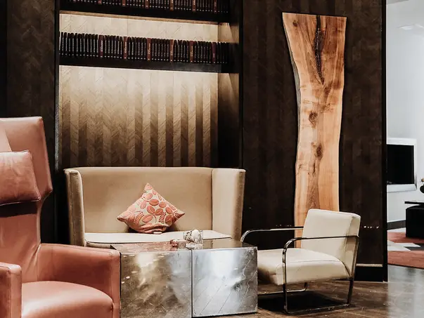 Elegante escultura de madera hecha de un tronco de árbol montada en la pared de Stammdesign.