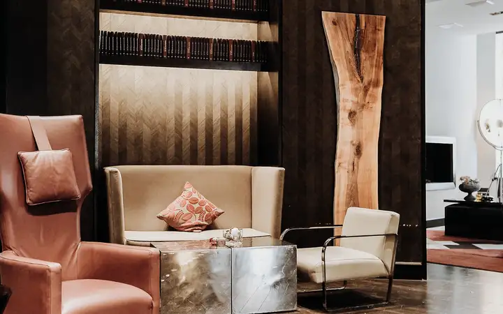 Elegante scultura in legno da un tronco d'albero montata a parete di Stammdesign.