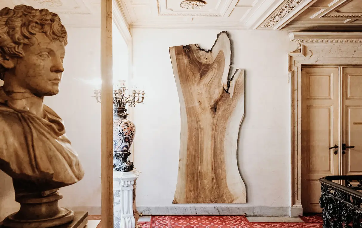 Gran escultura hecha de un tronco de árbol como decoración de pared de Stammdesign.