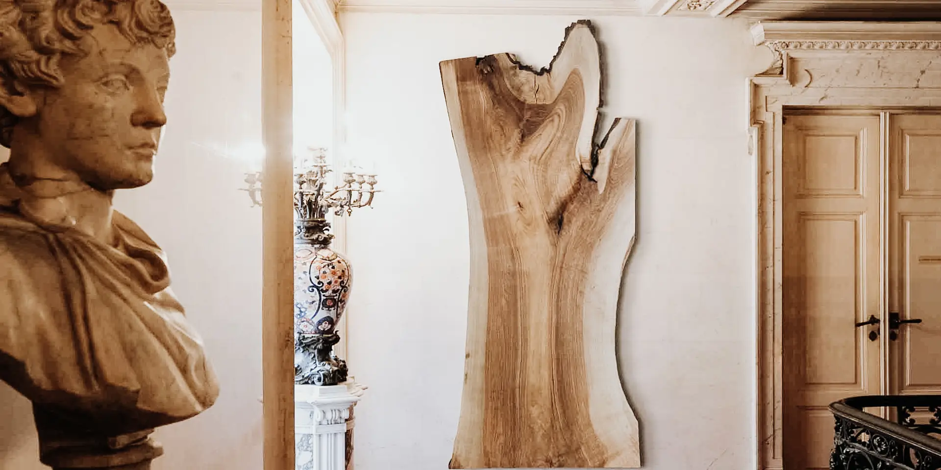 Grande scultura da un tronco d'albero come decorazione da parete di Stammdesign.