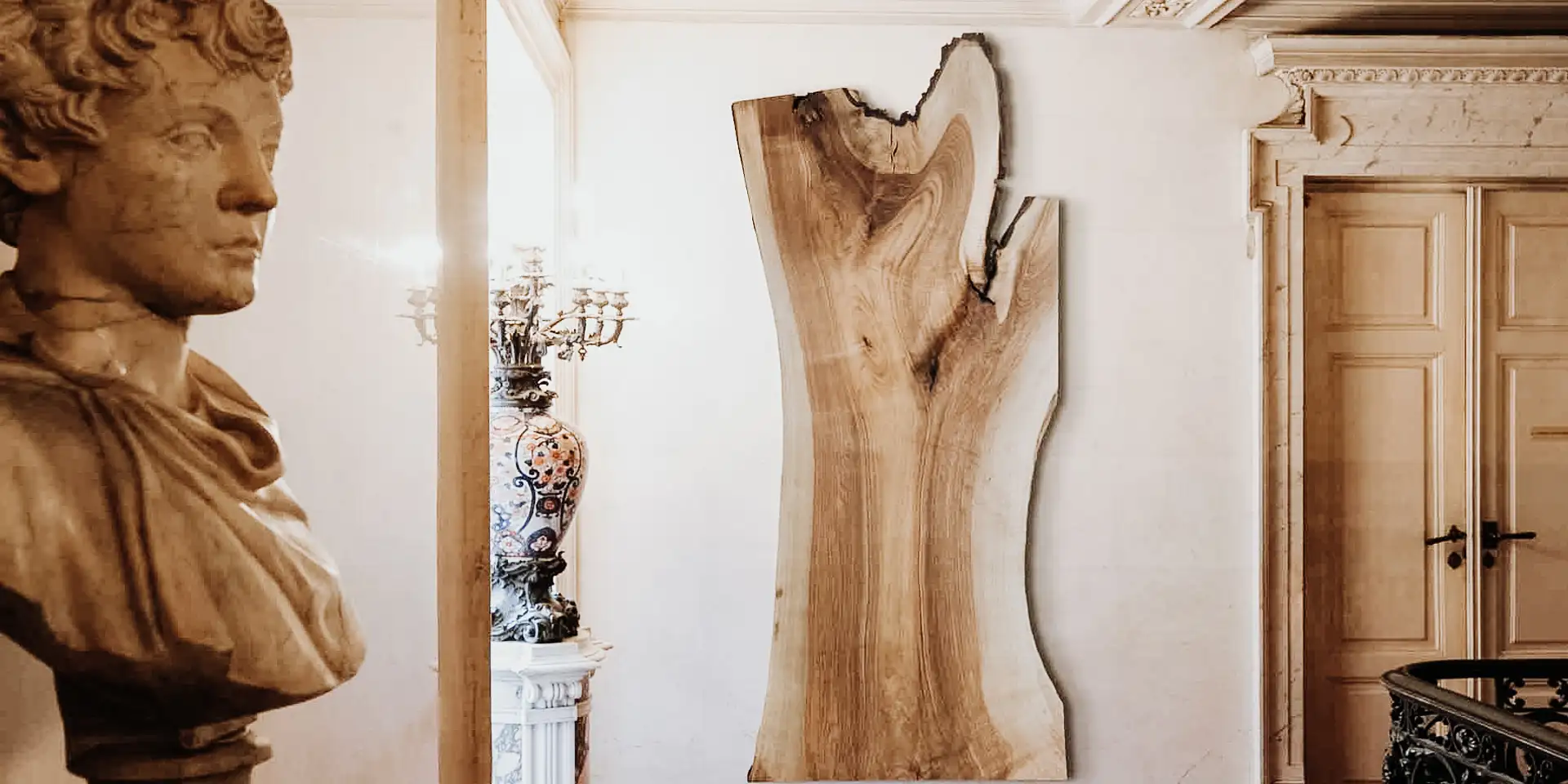 Grande scultura da un tronco d'albero come decorazione da parete di Stammdesign.