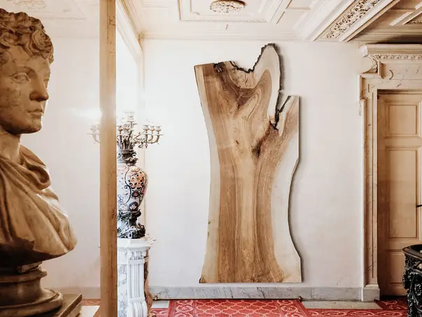 Gran escultura hecha de un tronco de árbol como decoración de pared de Stammdesign.