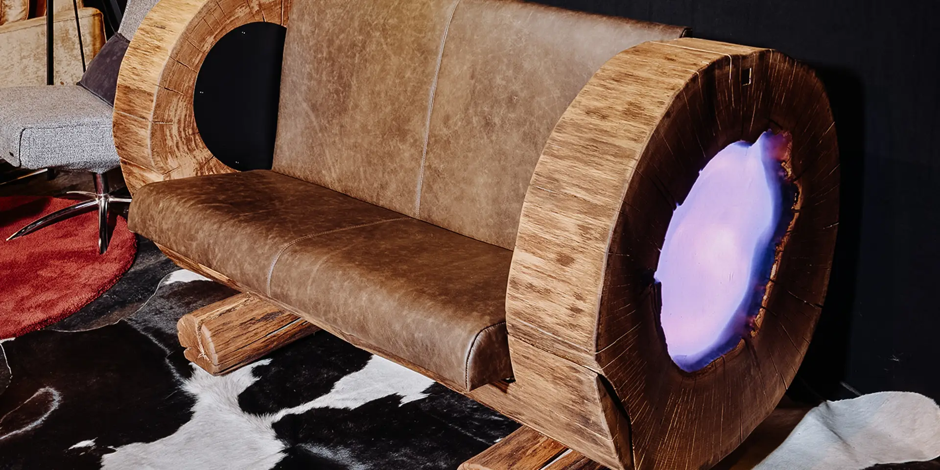 Sofá único de madera hecho de un tronco de árbol de Stammdesign para salones y gastronomía.