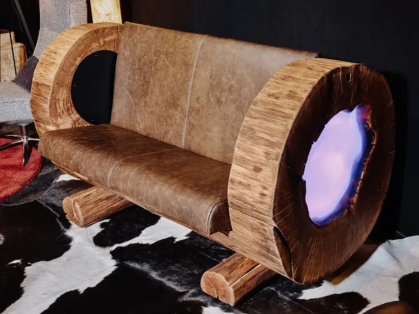 Sofá único de madera hecho de un tronco de árbol de Stammdesign para salones y gastronomía.