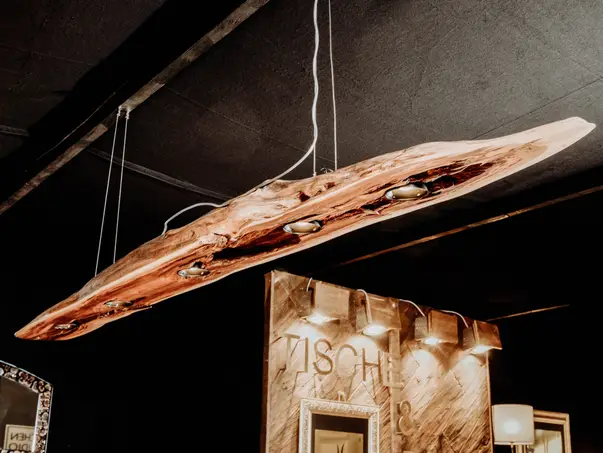 Lámpara de diseño moderna hecha de un tronco de árbol, como lámpara colgante, de madera de Stammdesign.