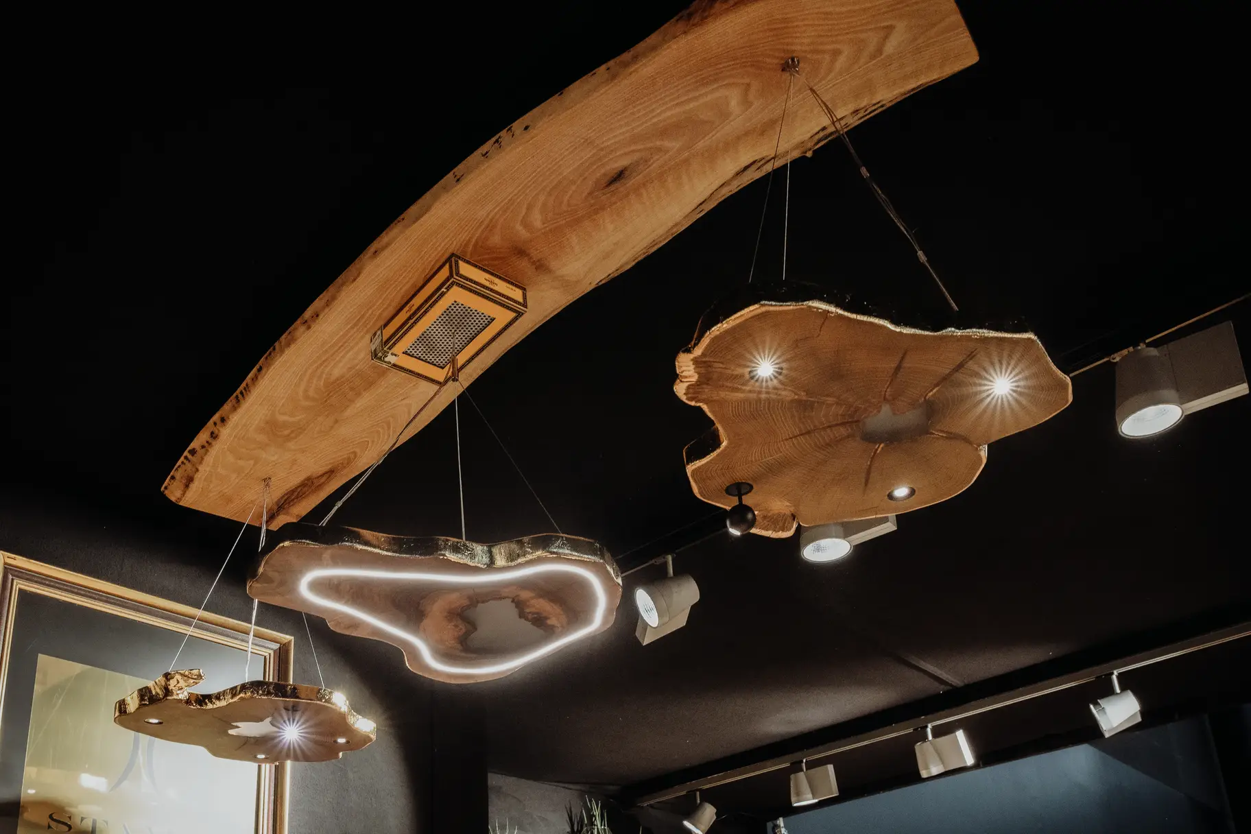Handgefertigte elegante Deckenlampe mit 2 Ebenen mit warmen licht aus Holz von Stammdesign