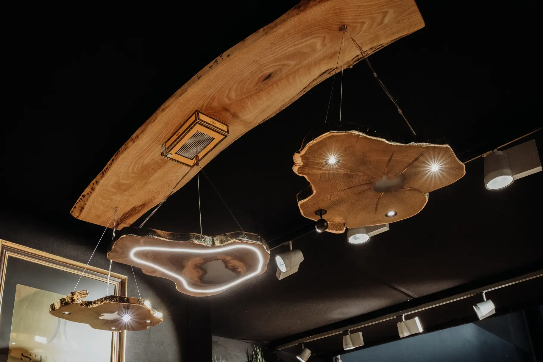 Lámpara de techo elegante, hecha a mano, con 2 niveles y luz cálida, de madera de Stammdesign.