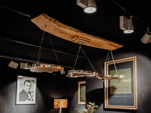 Lampada a soffitto elegante e fatta a mano con 2 livelli e luce calda in legno di Stammdesign.