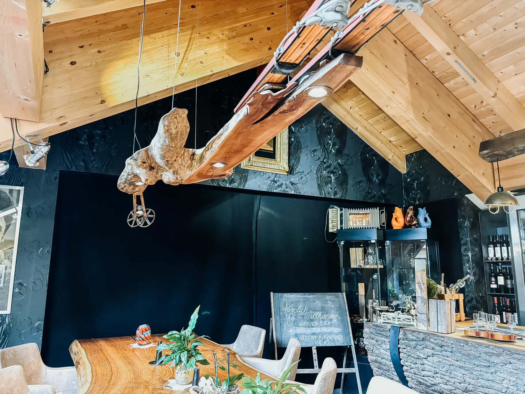 Kreative Hängelampe mit Deckenmontage aus Holz von Stammdesign