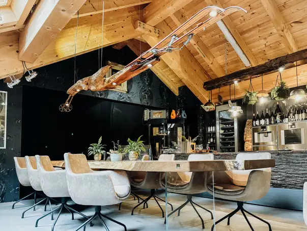 Lampada sospesa creativa con montaggio a soffitto in legno di Stammdesign.
