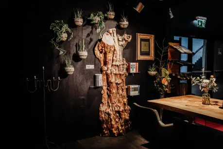 Decorazione murale in tronco d'albero unica per arredamenti moderni di Stammdesign, come pezzo unico.