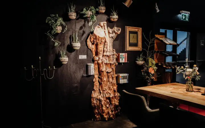 Decorazione murale in tronco d'albero unica per arredamenti moderni di Stammdesign, come pezzo unico.
