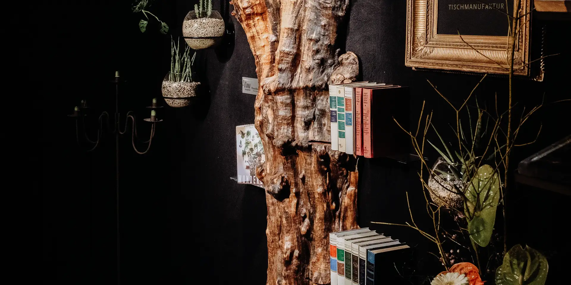 Decorazione murale in tronco d'albero unica per arredamenti moderni di Stammdesign come pezzo unico.