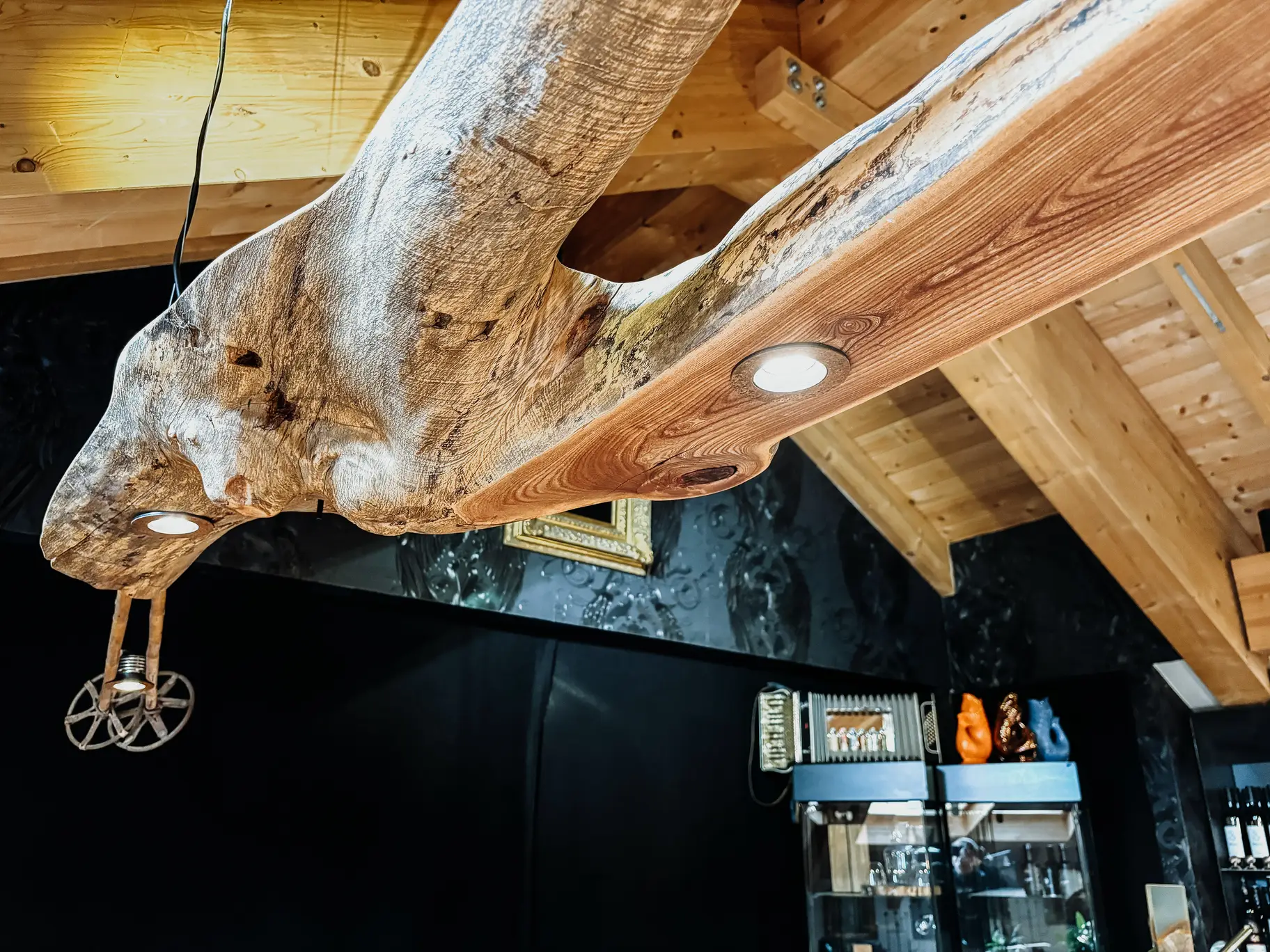 Kreative Hängelampe mit Deckenmontage aus Holz von Stammdesign