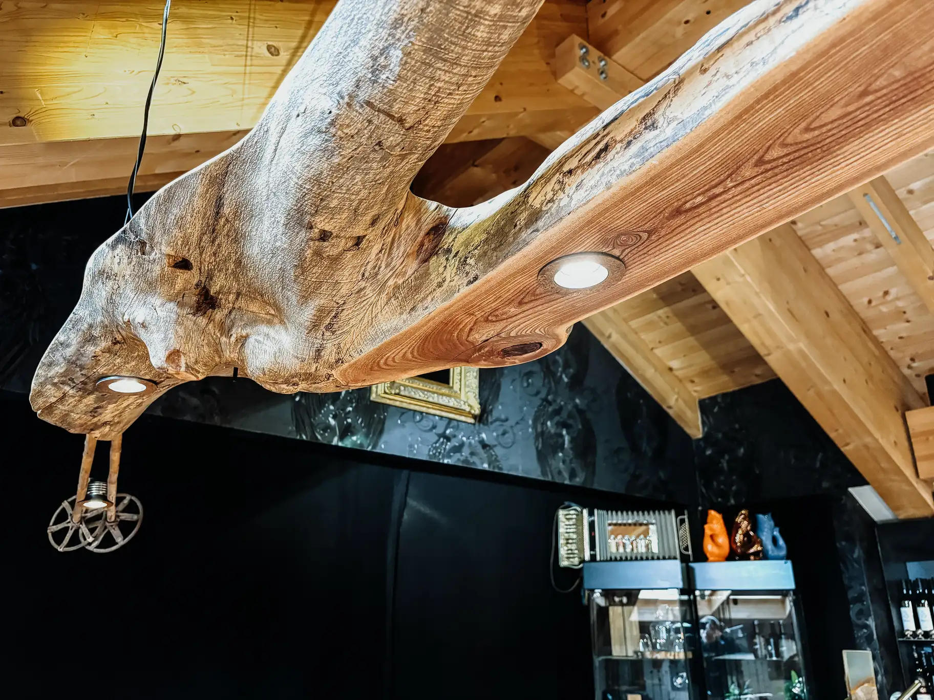 Lampe suspendue créative avec montage au plafond en bois de Stammdesign.