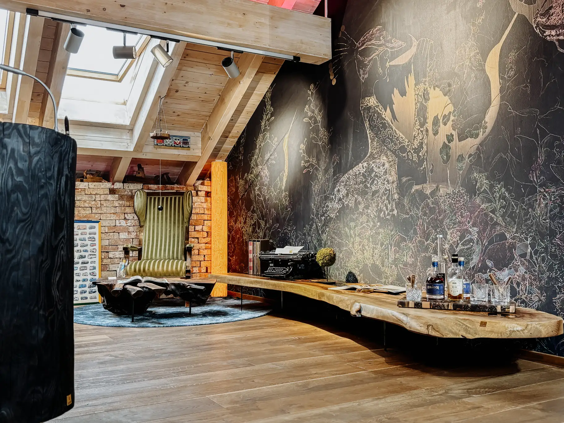 Hochwertiges Lowboard für Wohnzimmer aus einem Baumstamm und natürlicher Holzstruktur, Ansicht 2